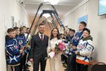 Арка из клюшек: команда хоккеистов из Свободного сделала свадебный сюрприз тренеру