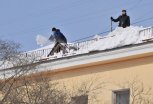 Амурчан просят сообщать об опасных сосульках и снеге на крышах