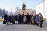 В Свободном возложили цветы к памятнику Леонида Гайдая в честь 100-летия со дня его рождения