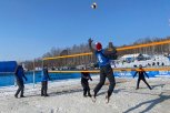 Волейбол в балаклаве: в Амурской области в популярную игру впервые сыграли на снегу