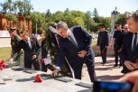 Губернатор Василий Орлов возложил цветы к Вечному огню у памятника воинам-амурцам