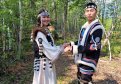 Жених и невеста облачились в традиционные наряды эвенков. Фото: atrtynda.ru