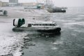 Россиян перевозят на судне с воздушной подушкой. Фото: Архив АП