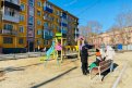 В семи дворах Белогорска установлены 35 новых скамеек и 34 урны. Фото: amurobl.ru