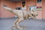 Известный скульптор установил в Благовещенске уменьшенную копию тираннозавра