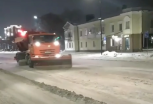 Сотрудники коммунальных служб очищают от снега остановки и пешеходные переходы в Благовещенске