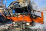 Пожарные в Тынде потушили пылающий мусоровоз