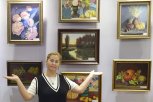 «Послеродовая депрессия толкнула меня к творчеству»: художница из Благовещенска о жизни среди картин
