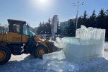 В Белогорске демонтировали новогодний городок: с центральной площади вывезли 370 кубометров льда