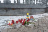 Амурчане несут цветы и игрушки к стихийным мемориалам в память о погибших в «Крокус Сити Холле»