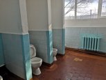 В Благовещенске школы через суд обязывают оборудовать двери на кабинках в туалете