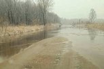 Из-за непогоды и оттайки грунта в Зейском округе подтопило дорогу на подъезде к селу Ивановка