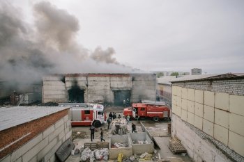 Пожар на Текстильной тушат уже почти пять часов