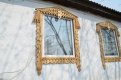 Новые пластиковые окна мастер окультурил в русских традициях. Фото: Андрей Анохин