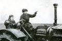 Трактористка С. Г. Братковская и бригадир тракторной бригады Д. Д. Фатун из Тамбовского района. 1943