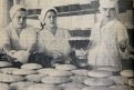 Пекари из Новинки охотно делятся рецептами с приезжающими посмотреть работу пекарни. 1977 г.