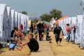 Лагеря рассчитаны до 2,5 тысячи человек, в палатках живут по 20—30 беженцев. Фото: reuters.ru