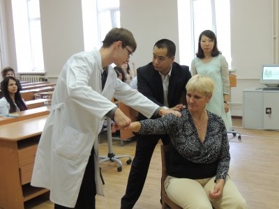 Амурчане получили уроки медицины от китайского врача