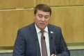 Депутат Иван Абрамов выступает с трибуны Государственной думы РФ.