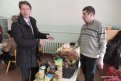 Глава Белогорского района стал постоянным покупателем дешевой картошки. (Фото: А. Анохин)