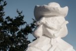 На главной площади Благовещенска вандалы разрушают снежные скульптуры
