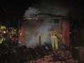 20 пожарных-добровольцев не смогли спасти гараж и автомобиль в Снежногорском