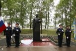 Памятник погибшему в Сирии летчику Олегу Пешкову открыли в Возжаевке
