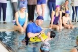 Заплыв с сурдопереводом: четырехкратный чемпион мира учит амурчан адаптивному спорту