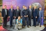 Три российских космонавта позировали на фоне Вселенной фотосалона «Амурской правды»