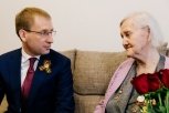 В День Победы амурский губернатор поздравил с днем рождения жительницу блокадного Ленинграда