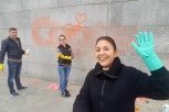 Благовещенская телеведущая отмывает от граффити набережную