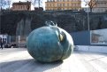 Концептуальная скульптура тыквы в Стокгольме.