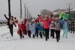 30 Снегурочек и мопс пробежали 2018 метров по Благовещенску (фото)