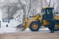 В Благовещенске тракторами сносят снежный городок и ледовые скульптуры (видео)