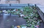 Жители белогорского микрорайона пробили крышу детской спортшколы пакетами с мусором