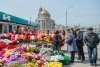 Перед Родительским днем на улицах Благовещенска распродают искусственные цветы