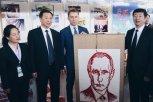 Путин в красном: художница из Айгуня вырезала для «АмурЭкспоФорума» президента России