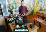 Успеть за 25 секунд: пятиклассник из Шимановска справляется с кубиком Рубика за полминуты