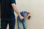 В Приамурье мужчина избивал своего семилетнего сына за плохие оценки