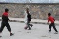 В Афганистане мальчишки гоняют мяч прямо на проезжей части. Фото: Андрей Анохин