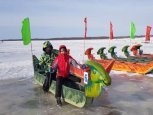 Не время сушить весла: амурчане соревновались в Китае по драгонботу на льду