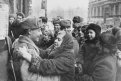 Жители блокадного Ленинграда встречают своих освободителей.