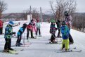 Взрослые вслед за своими детьми встают на лыжи под руководством  опытного инструктора.