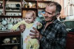«Хотели девочку»: староста амурского села стал отцом в 69 лет и готовится к рождению правнучки