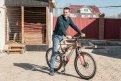 «Не считаю себя инвалидом»: лишившийся ноги благовещенец управляет авто и гоняет на велосипеде