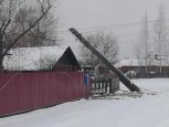 Шквалистый ветер повалил три электроопоры и обесточил часть села в Зейском районе