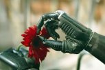 Протезы, шуточки, любовь: на российском ТВ показывают сериал «Толя-робот»