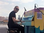«Чтобы люди улыбались»: уличное пианино появилось в Благовещенске (видео)