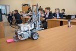 Робот-погрузчик на парте: свободненский IT-cube начал учить школьников робототехнике