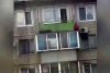 В Благовещенске дети устроили игры на козырьке балкона на высоте пятого этажа (видео)